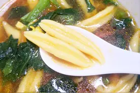 一把剪刀成就一碗面食，做法简单省事，连吃带喝，劲道爽滑又营养图片