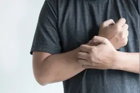 总是反复发作荨麻疹，痒得受不了，要怎么办才好？图片