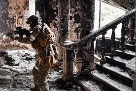 马里乌波尔乌军弹尽粮绝后，英国雇佣兵向俄军投降，家属痛哭求情图片