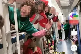 惹不起的花枝招展的大妈们，千万别活成千人嫌、万人恶的样子吧！图片