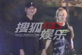 72岁徐克与42岁女友同框，女方小腹隆起孕味足，两人腻歪似连体婴图片