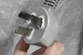 家里突然电费猛增？女子“死里逃生”后晒图：都发黑了！很危险！图片