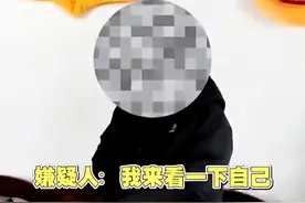 “警察同志，您看我是网逃吗？”“是，别走了！”图片