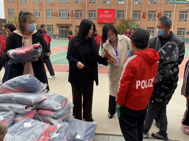 深圳三一学院团队伴山集公益组为平泉特殊教育中心学生捐赠校服(图3)