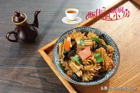 这三样菜一起炒实在鲜美极了，下饭下酒又解馋，每次上桌汁都不剩图片