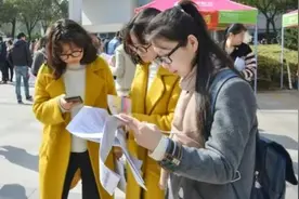 办公室里的美丽女同事（三）图片