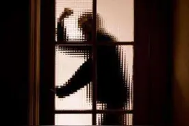 湖南农户怪事频发，一到半夜就响起神秘敲门声，邻居守夜被吓跑图片