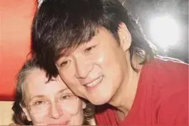 “主动过气”周华健：爆红时销声匿迹，被嘲“夫妻如母子”图片