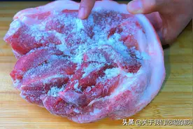 冻肉不能直接用水泡，肉贩子教我一招，10分钟解冻好，又快又新鲜图片