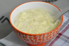 “开水冲鸡蛋”滴香油，坚持喝，身体会咋样？听听消化科主任咋说图片