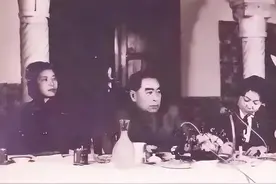 龚澎与乔冠华结婚前收到前夫遗书，龚澎逝世后，女儿代她看望前夫图片