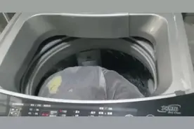 无论你的衣服多脏多邋遢 加一碗神仙水 衣服立马焕然一新 不信你试试图片