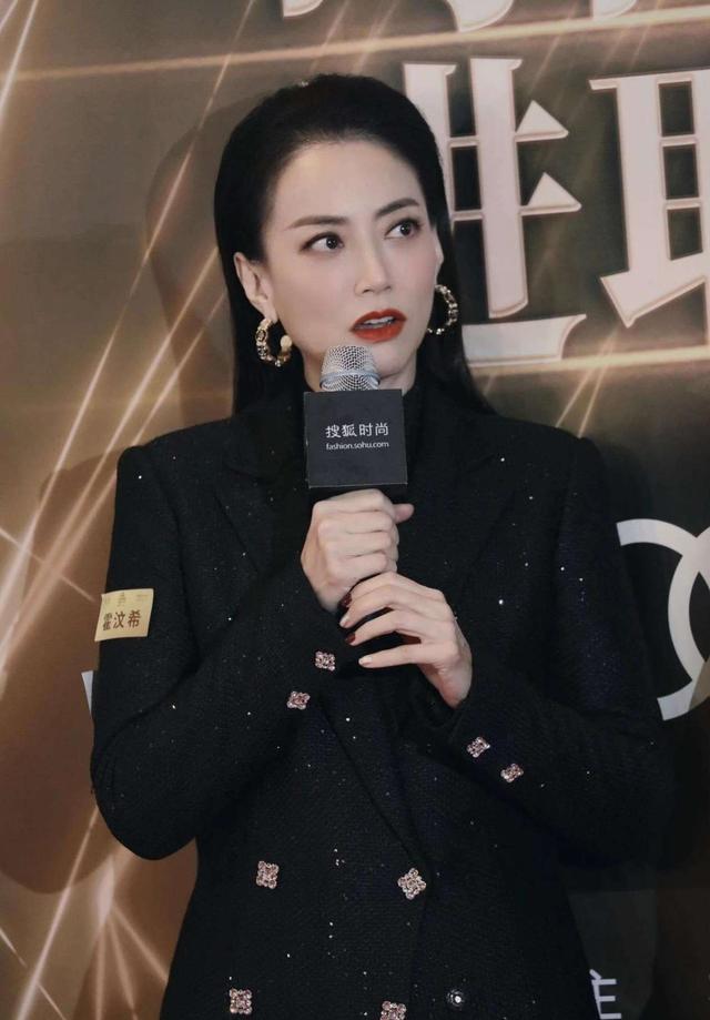 "最美经纪人"霍汶希,样貌出众,穿搭时髦,哪像50岁的人