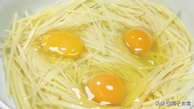 土豆鸡蛋饼这样做才好吃，鲜香入味，简单营养，孩子经常点名要吃
