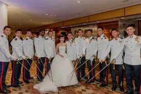 新加坡军婚现场照流出！戴口罩佩剑的军官太飒啦图片