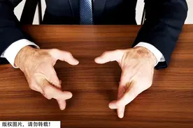 经常"咔咔"掰手指，会不会得关节炎？有人掰了60年，得出真相…图片