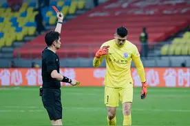 马镇停赛后，申花的大门就交给他了图片