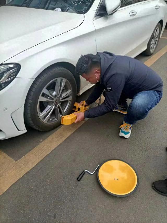 车逾期锁车怎么个锁法，弥勒开汽车锁电话多少 配图02