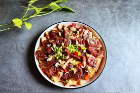 腊肠最简单又美味的吃法，配它蒸一蒸，无油无盐很健康，越吃越香图片