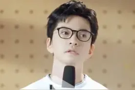 3点睡11点起，李健登上微博热搜：原来我们都被他的温文尔雅骗了……图片