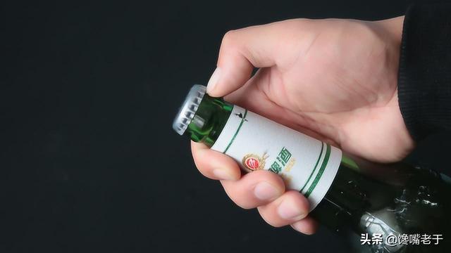 教你一个小方法，用打火机烧一下瓶盖，没有开瓶器，也能开啤酒