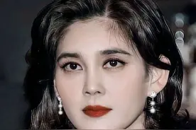50＋怎么打扮更耐看，不妨借鉴“真名媛”李富真，优雅高级又干练图片