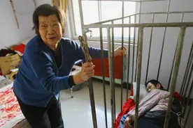河南妈妈笼中养儿45年，不离弃坚持喂养，如今儿子被养老院收留图片