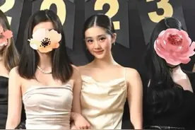 黄磊女儿多多盛装出席班级舞会，浓妆艳抹不像本人，小细腰太抢镜图片