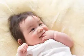 孩子“吃手指”和“不吃手指”，长大以后差距明显，父母要重视图片