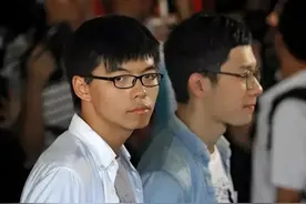 “港独”黄之锋在监狱敛财：其父卖房套现，带老婆、弟弟移民国外图片