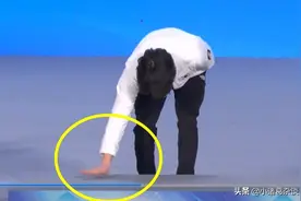 心虚了？韩国人擦拭领奖台后，6次偷看高亭宇，小高这次不惯着你图片