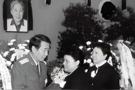 王光美的追悼会上，来了两个“陌生人”，刘源只看一眼就情绪崩溃图片