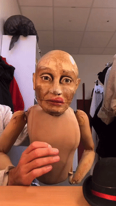 恐怖木偶的逼真动作让人又怕又爽,一张嘴隔壁小孩都吓哭了