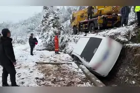 雪天开车滑溜溜 小心“翻沟里”图片