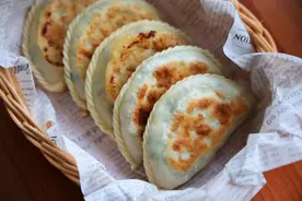 百吃不腻的韭菜盒子，连吃一周都不腻，详细做法，简单不失败图片