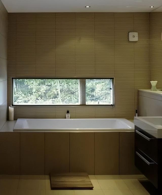 楼梯间如何开窗自建房,农村自建房,东西有邻居不能开窗,怎么设计保证