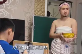 为配合孩子画画，爸爸亲自当模特，看到孩子的作品后，网友笑岔气图片