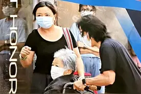 55岁郑伊健推轮椅带母亲出行，身材消瘦变化大，头发稀疏秃一大片图片