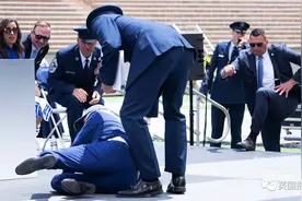 拜登又摔倒了！千人面前站不起来，川普竟劝网友：你们不许嘲笑他图片