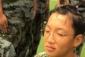 中学生军训头发长咋办？江苏一教官的处理方式，比“硬剪”好多了图片