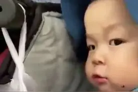 可可爱爱！2岁宝宝偷偷抠破袋子吃草莓图片