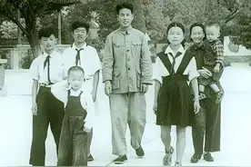 王鹤滨儿子不能吃辣，毛主席却非要给他吃辣椒，王鹤滨：为什么？图片