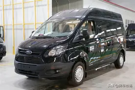 5米4静音福特新全顺房车！汽油自动挡后厨卫布局，标配价22.8万图片