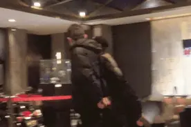 知名谋女郎忘年恋疑曝光，和大叔在电影院搂抱撒娇，被拍同回小区图片