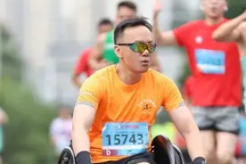坐轮椅跑马：享受运动 走出家门图片