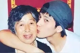 井柏然：出生一个月被抛弃，靠奶奶捡废品养大，成名后父母来认亲图片