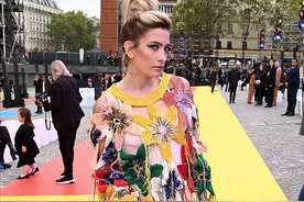 杰克逊女儿在时装周真豪放！穿花朵镂空裙亮相，戴鼻环不爱剃腋毛图片