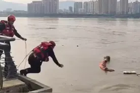 广东清远 六旬老人江边游泳遇险，消防淌水救回图片