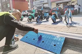 包头这里垫起了马路小斜坡图片