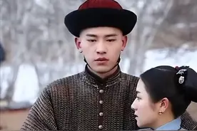 难怪电视里只有上半身，镜头下移后，是不能看的尴尬全貌图片